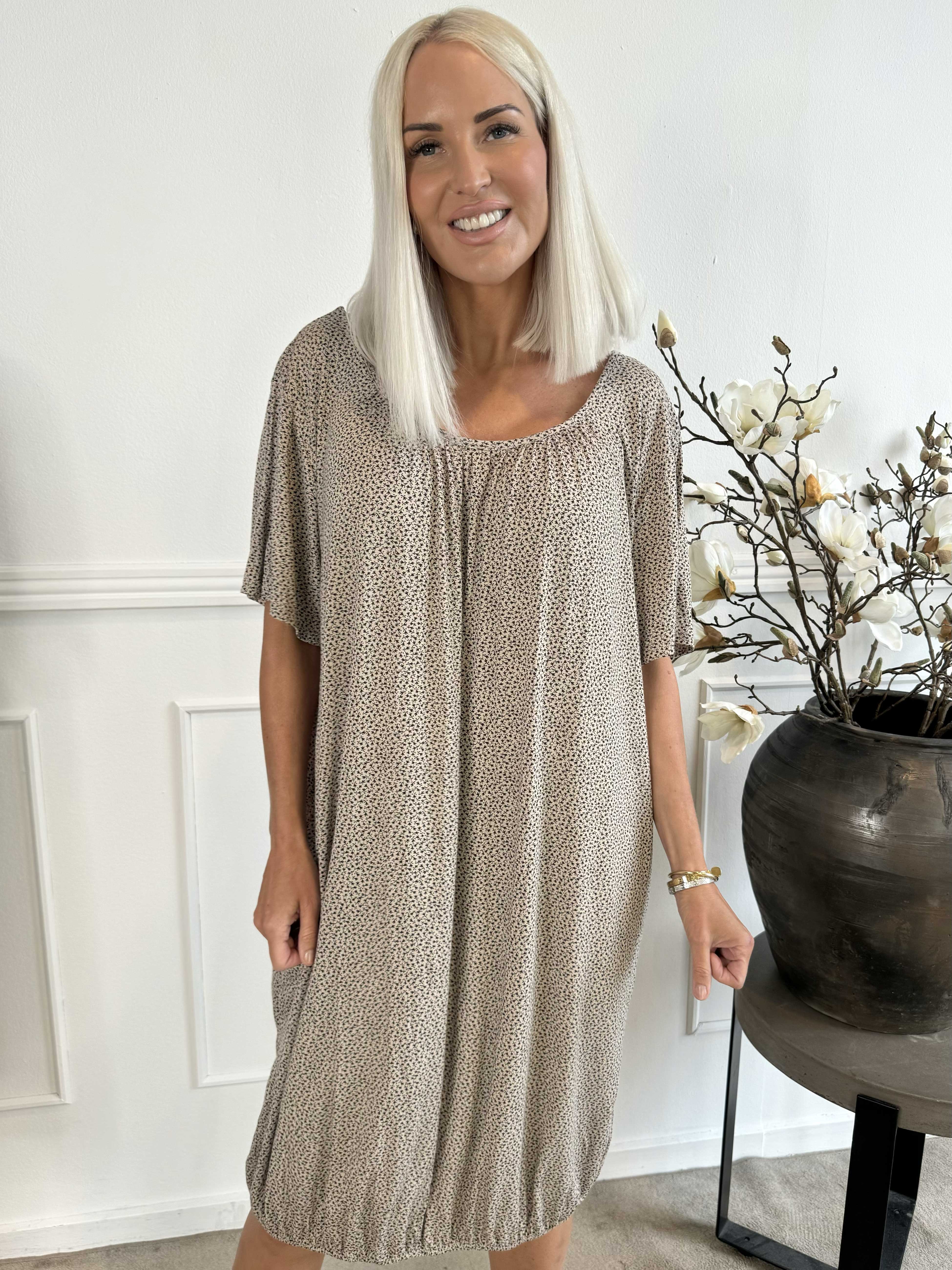 Miracle Flower Dress - Kjole i viskose med elastik forneden